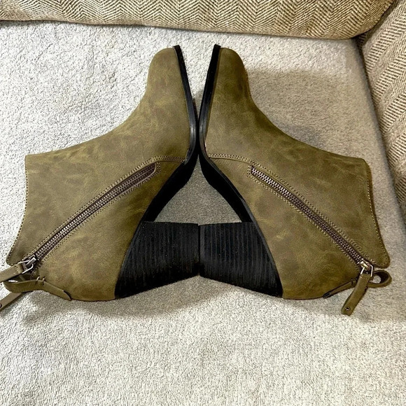 NWOT TORRID Side Zip Heel Bootie Shoes Size WOMEN 10.5WW OLIVE GREEN IN COLOR - Picture 5 of 9